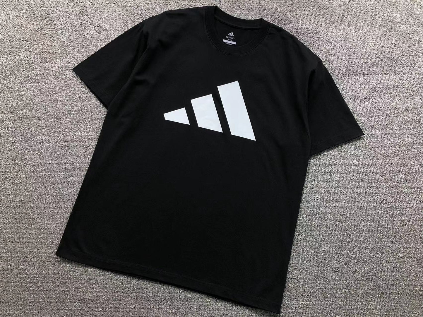 Camiseta Adidas Big Logo Essential