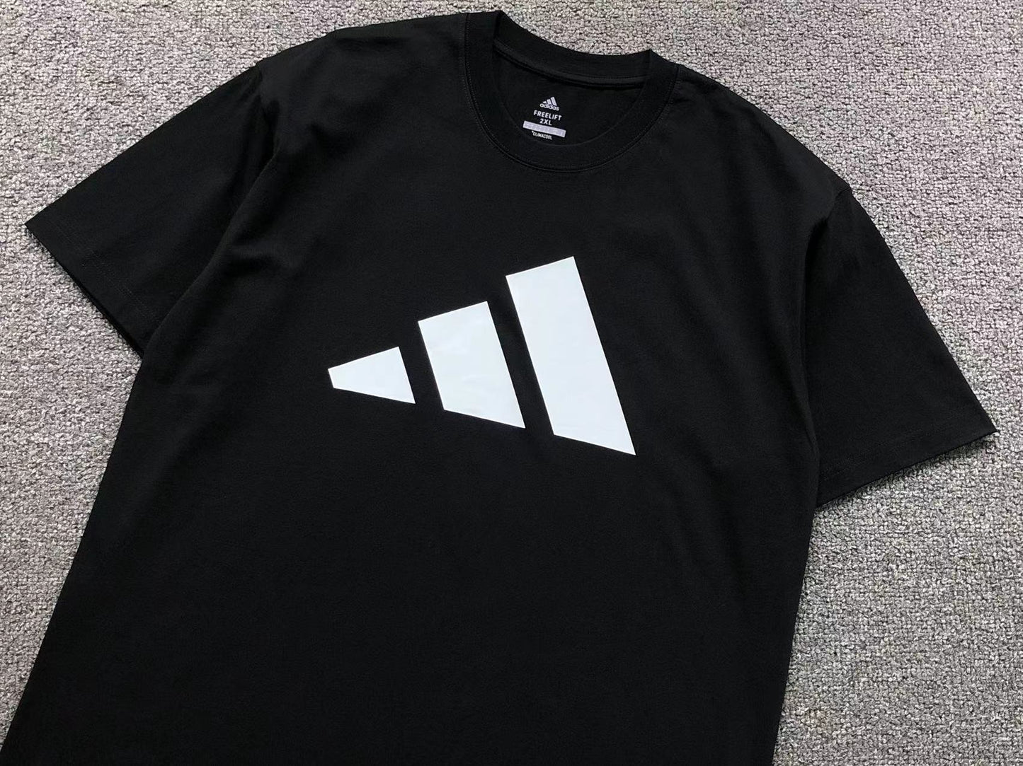 Camiseta Adidas Big Logo Essential