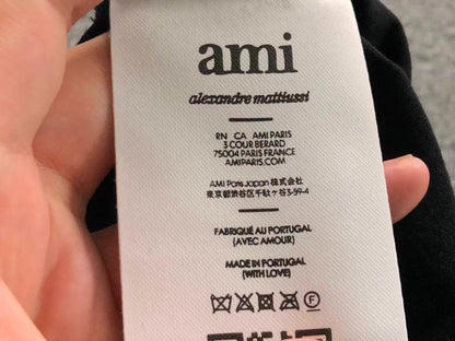 Camiseta AMI Paris Logo Coração Mini Bordado