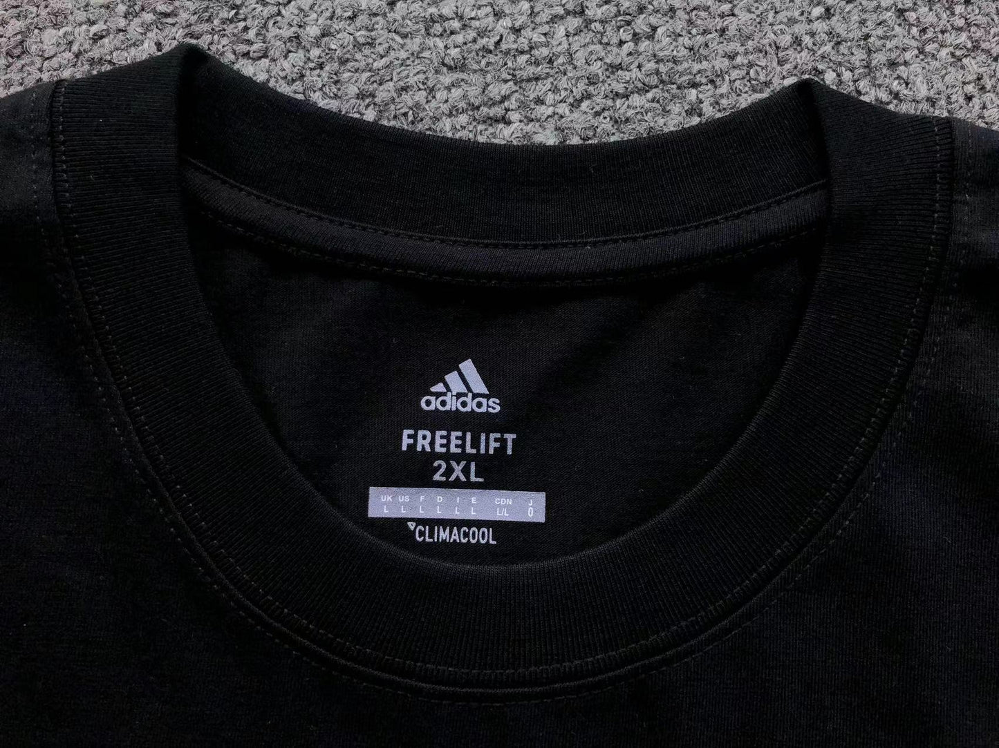 Camiseta Adidas Big Logo Essential