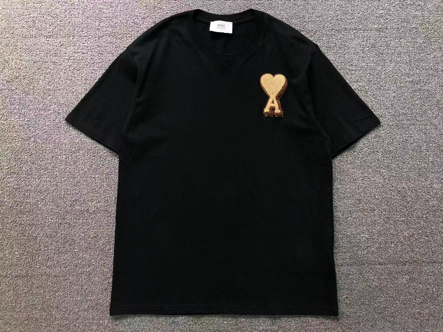 Camiseta AMI Paris Coração Dourado
