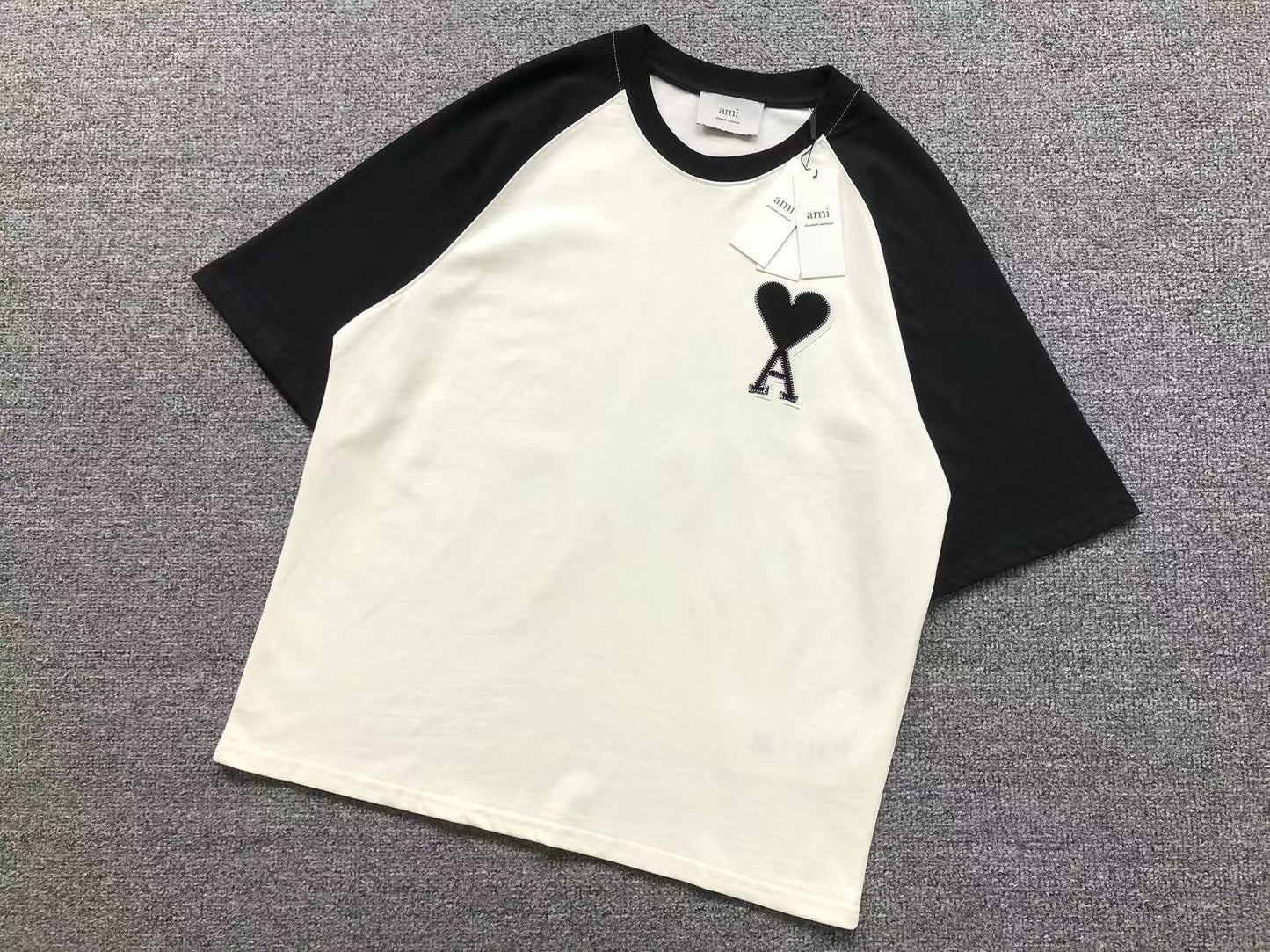 Camiseta AMI Paris Raglan Patch Logo