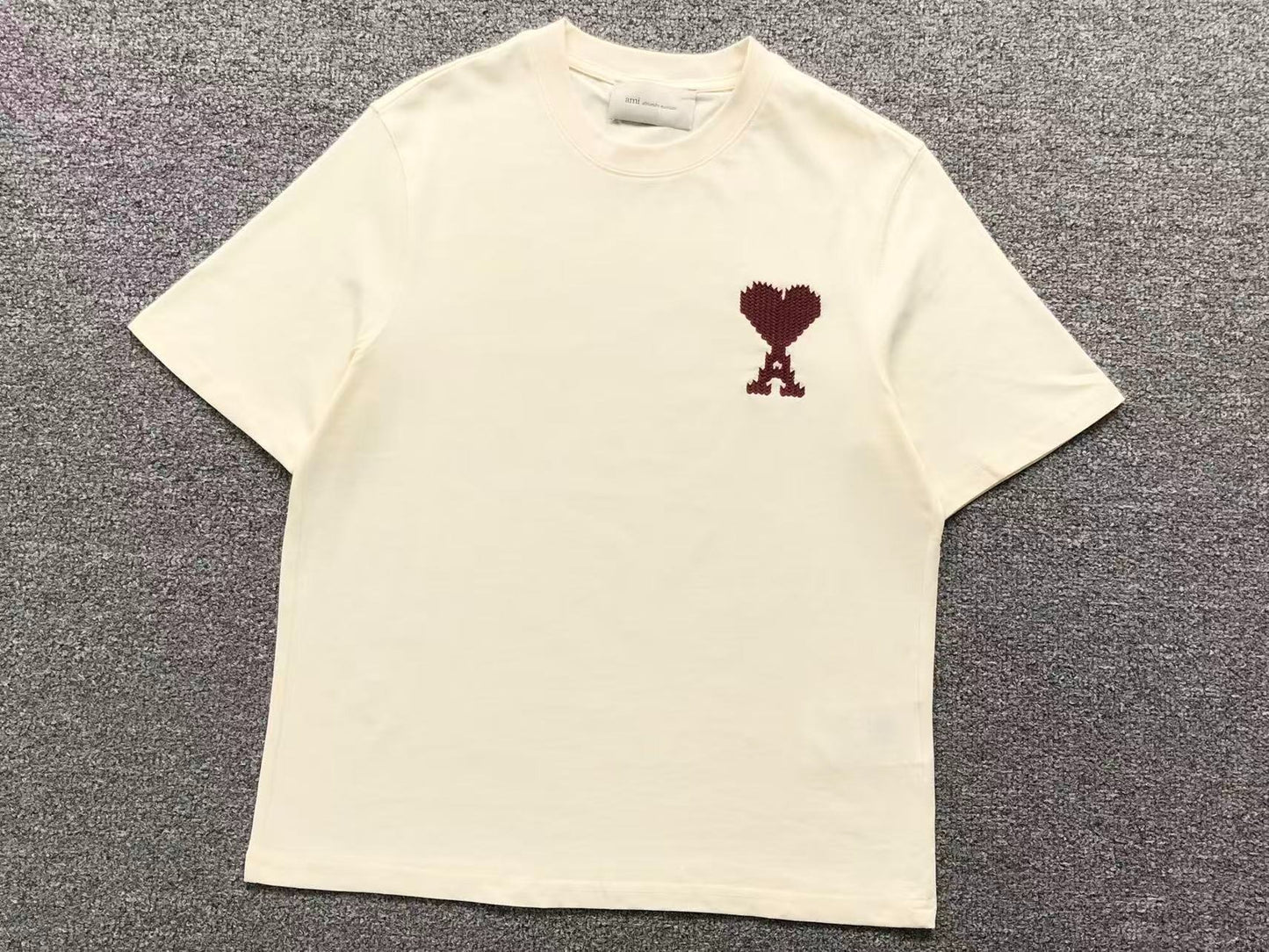 Camiseta AMI Paris Logo Coração Bordado