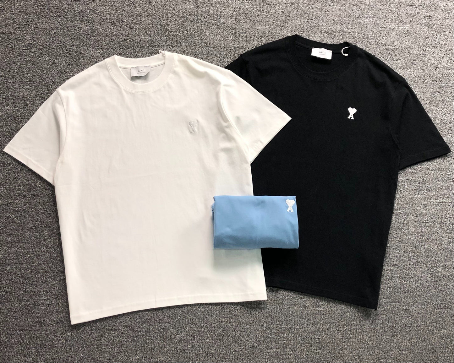 Camiseta AMI Paris Logo Coração Mini Bordado