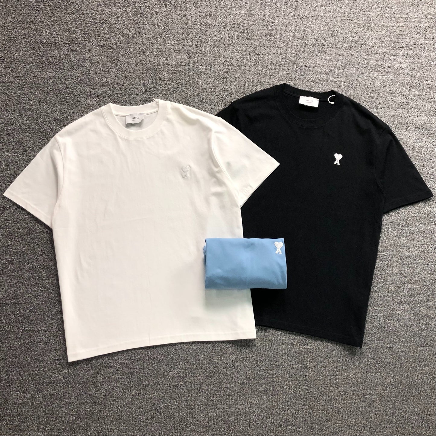 Camiseta AMI Paris Logo Coração Mini Bordado