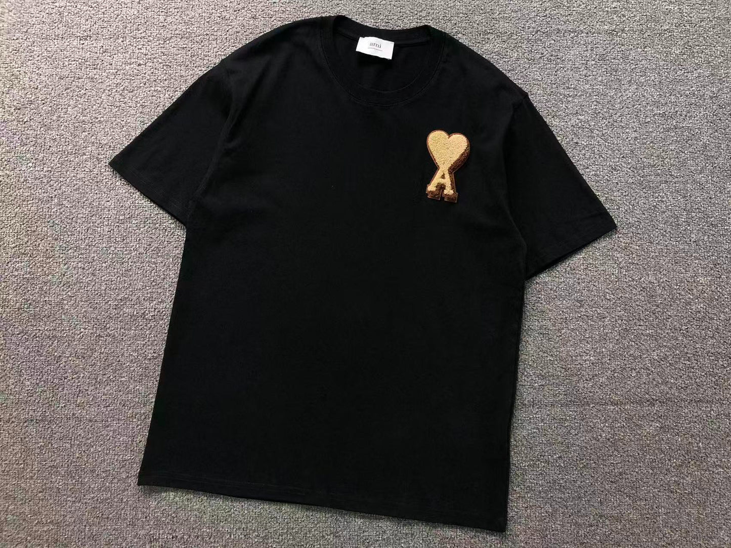 Camiseta AMI Paris Coração Dourado