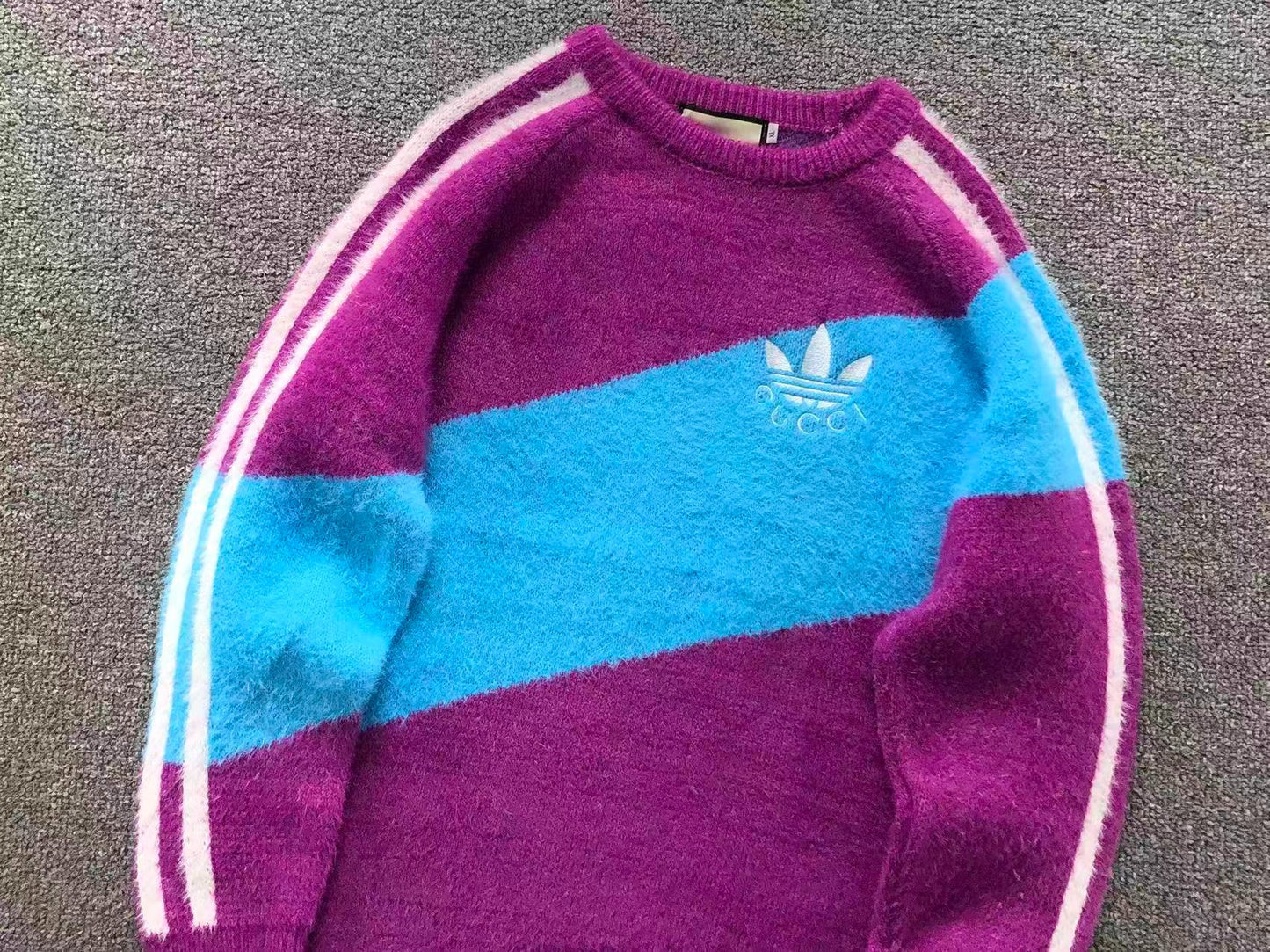 Suéter Adidas Vintage Fuzzy Sweater