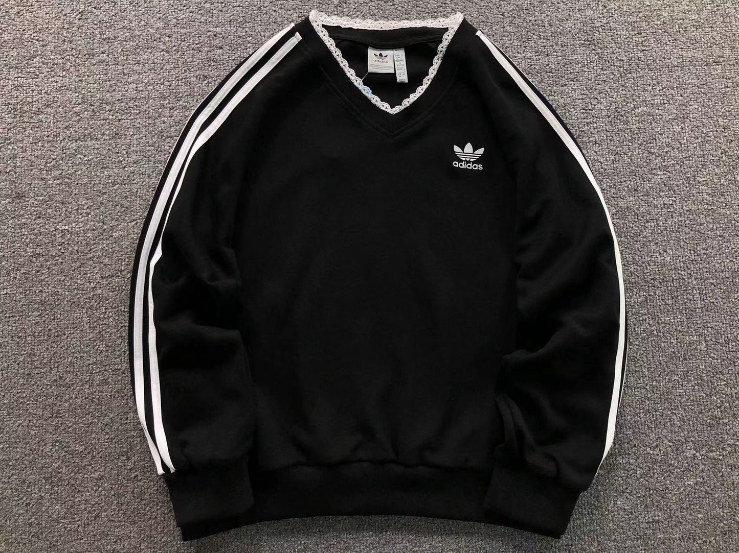 Moletom Adidas Lace V-Neck Crew