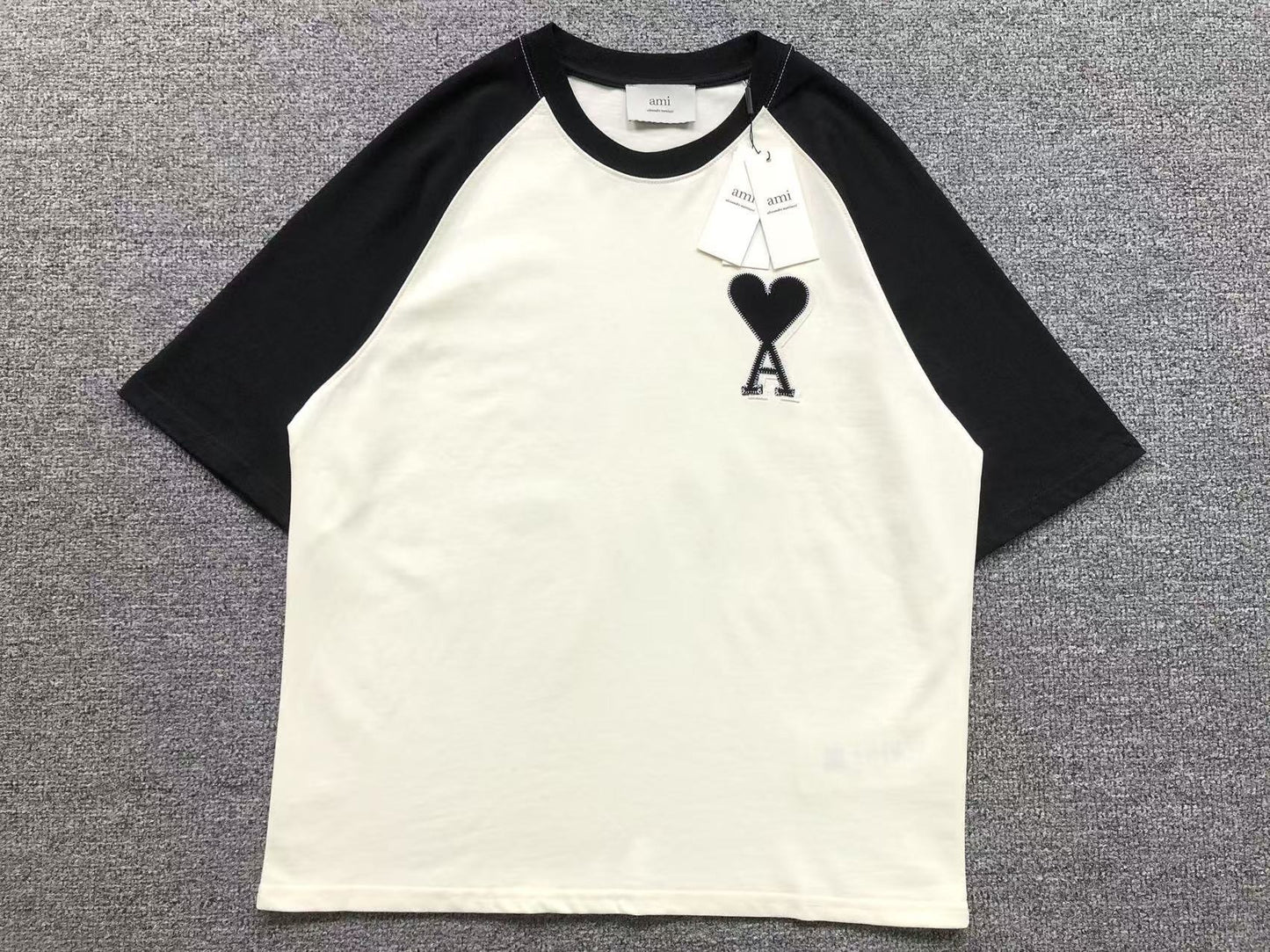 Camiseta AMI Paris Raglan Patch Logo
