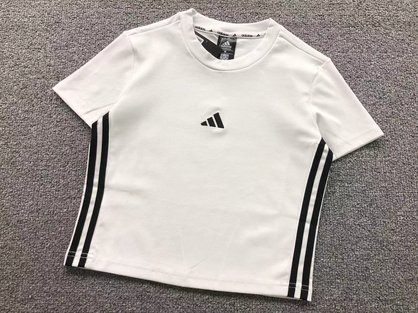 Camiseta Adidas Clean Stripe Tee Feminina