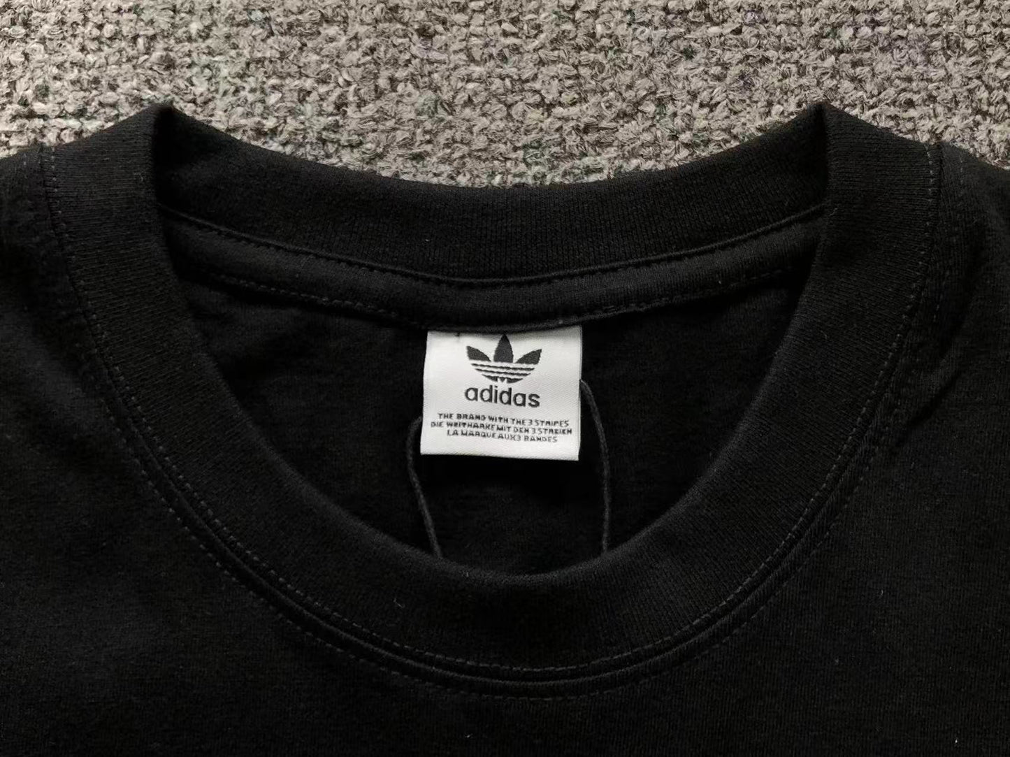Camiseta Adidas Trefoil Black Red Badge