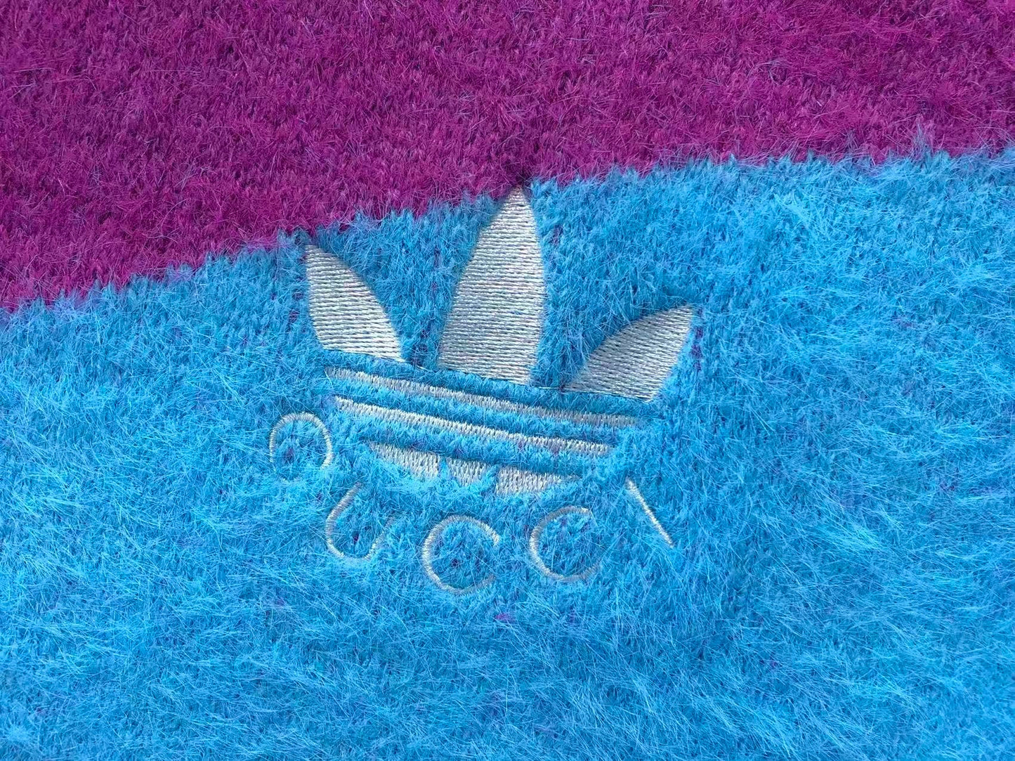 Suéter Adidas Vintage Fuzzy Sweater