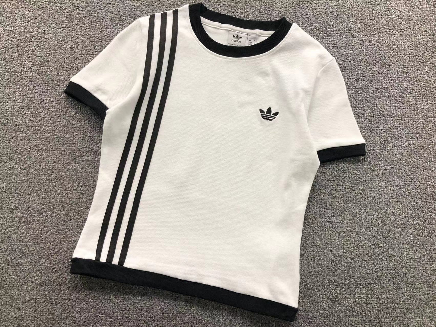 Camiseta Adidas Originals Slim Stripes Feminina