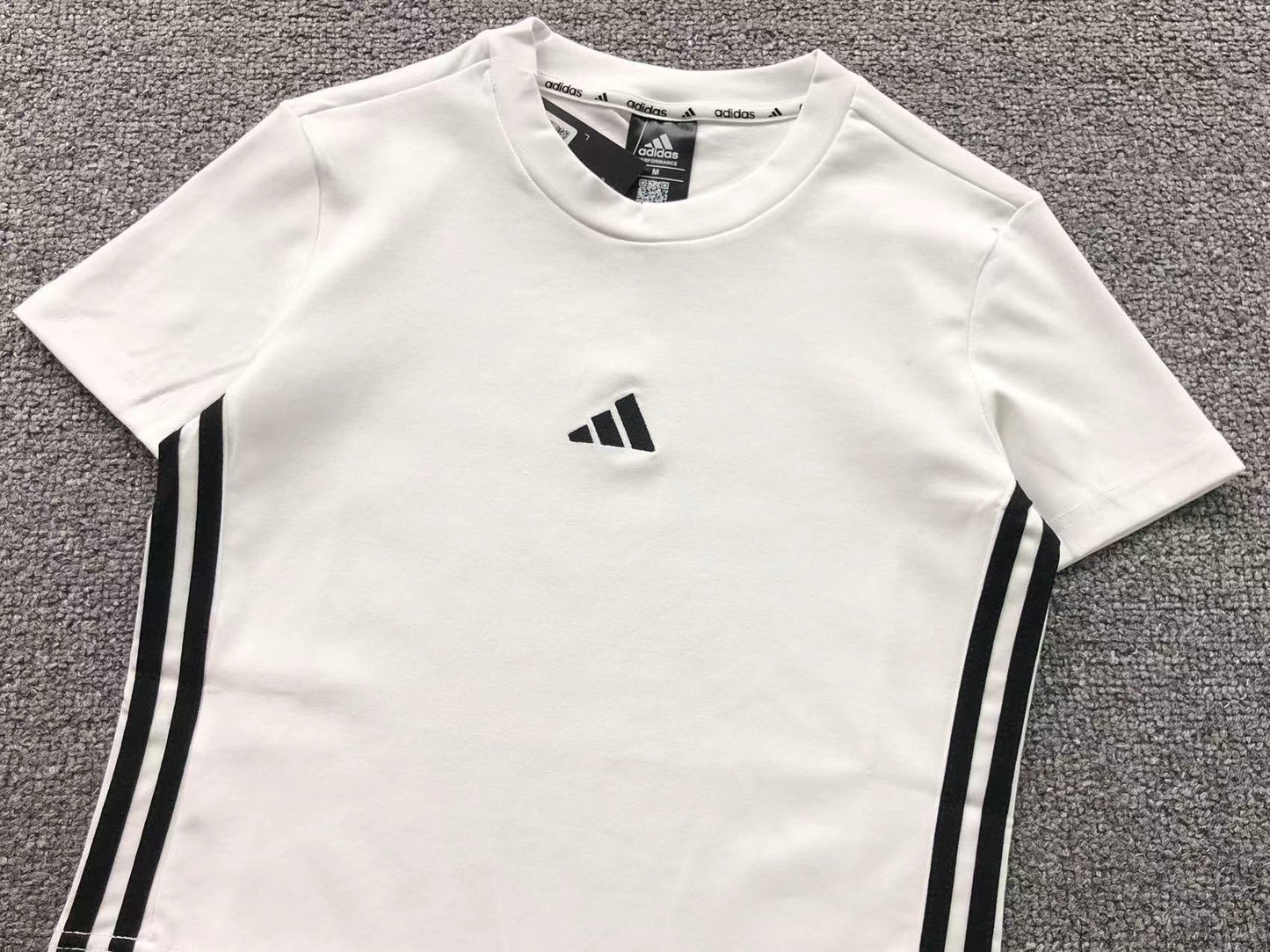 Camiseta Adidas Clean Stripe Tee Feminina