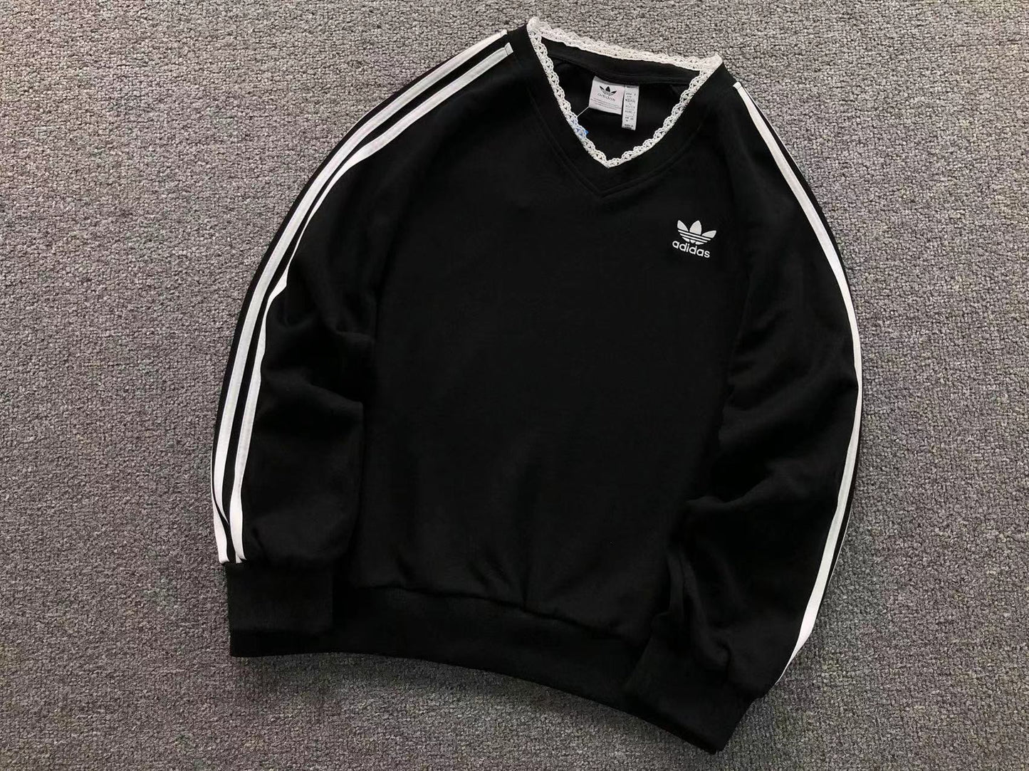 Moletom Adidas Lace V-Neck Crew