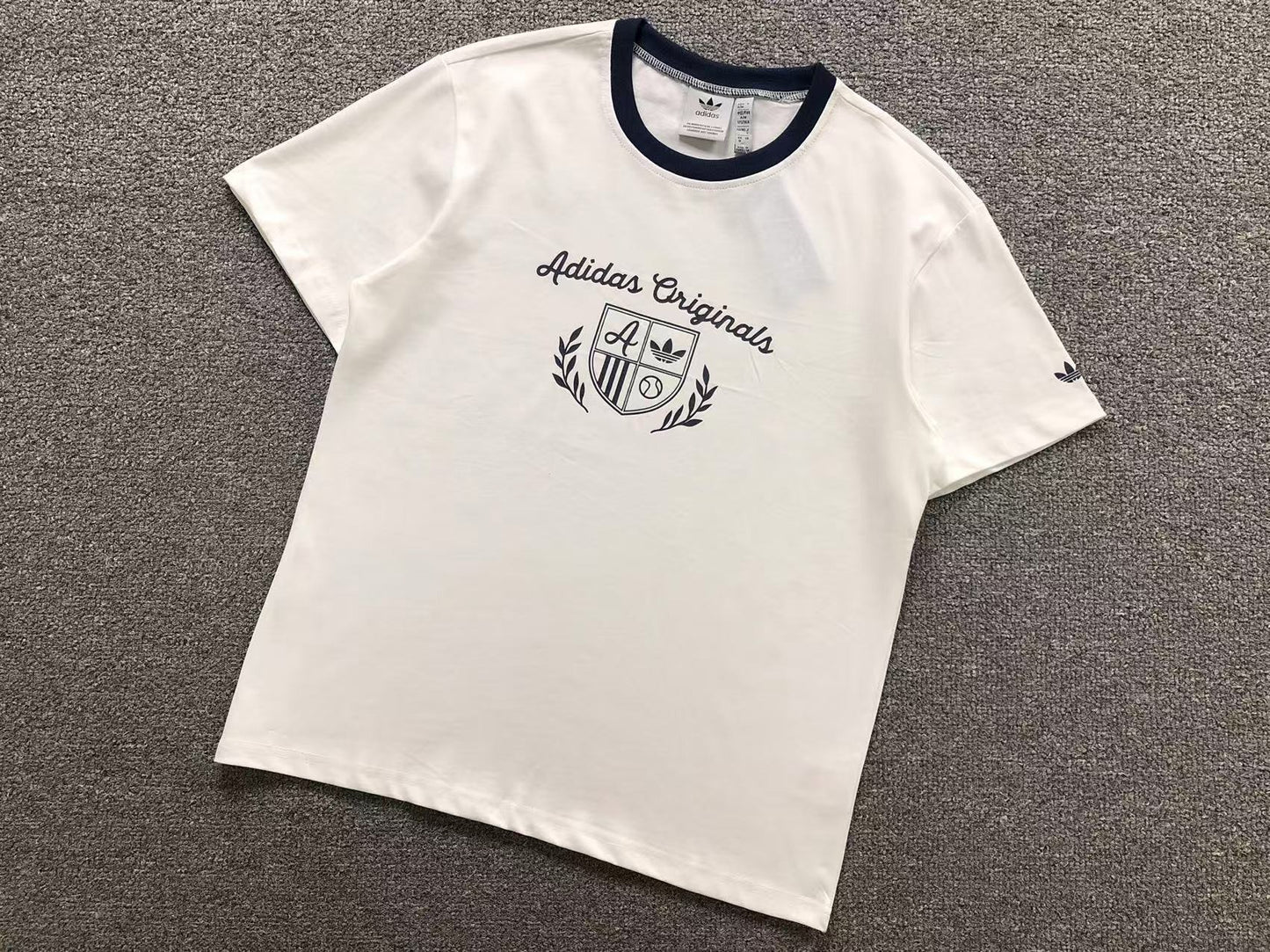 Camiseta adidas Originals Varsity Crest Tee