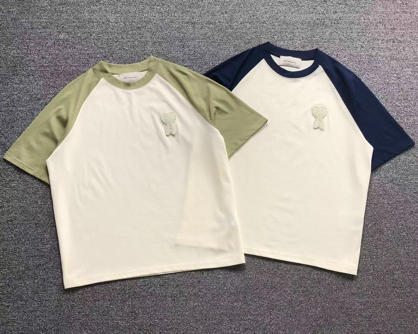 Camiseta AMI Paris Raglan Logo Coração