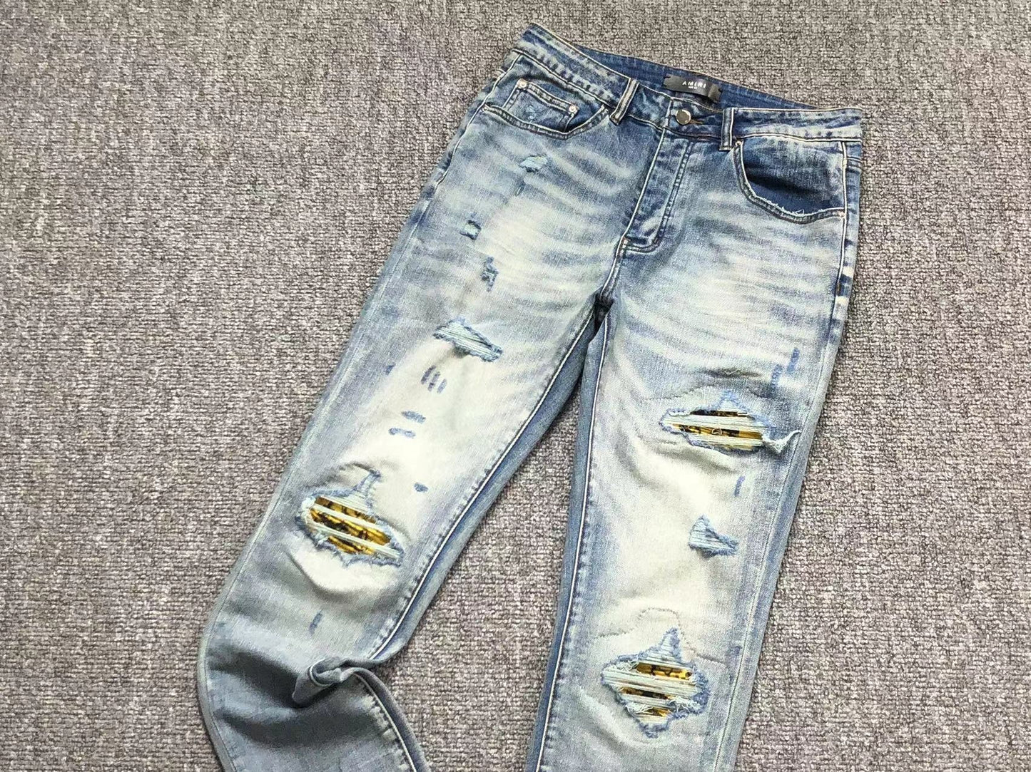 Calça AMIRI Light Wash Destroyed Denim