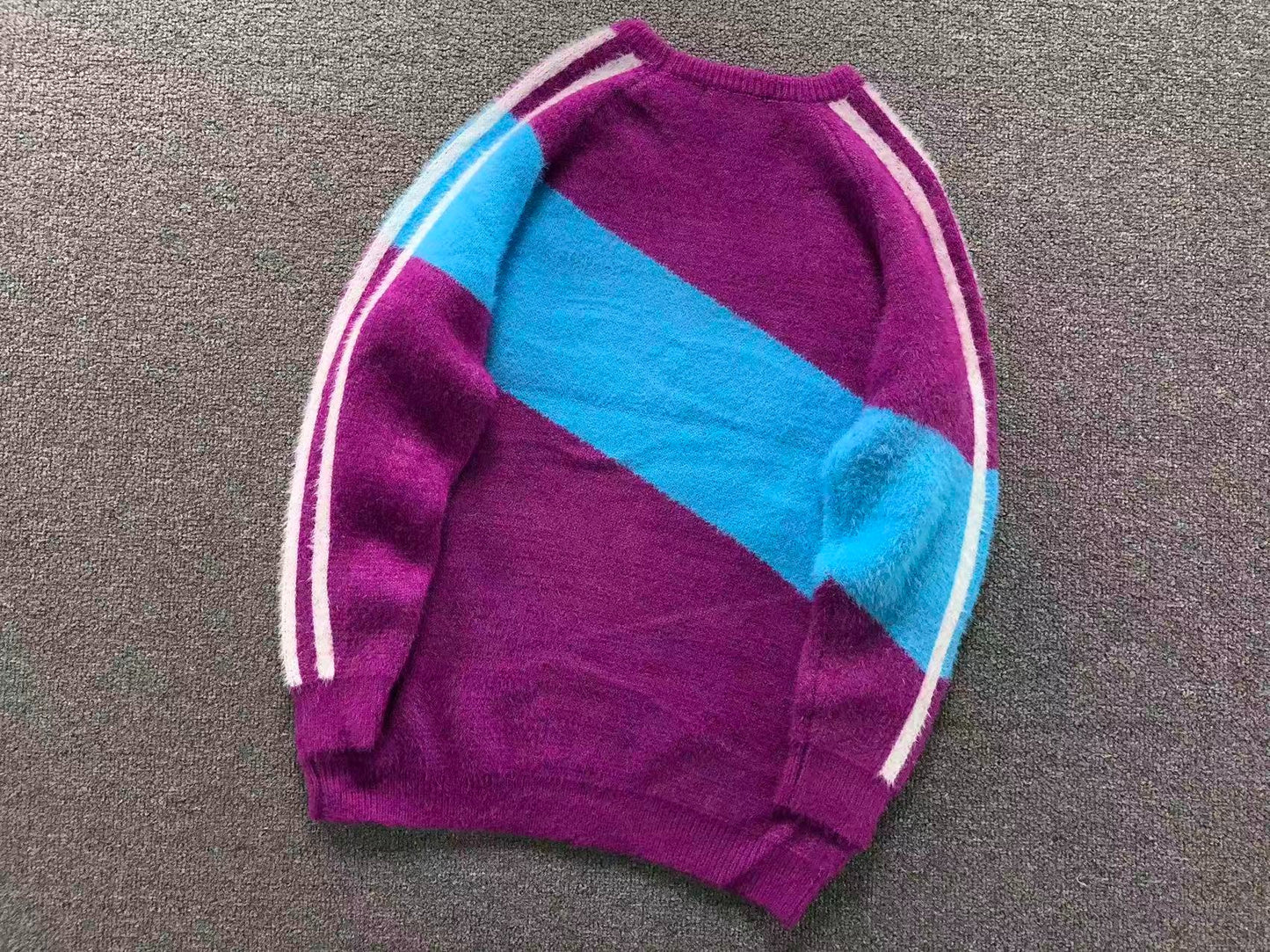 Suéter Adidas Vintage Fuzzy Sweater