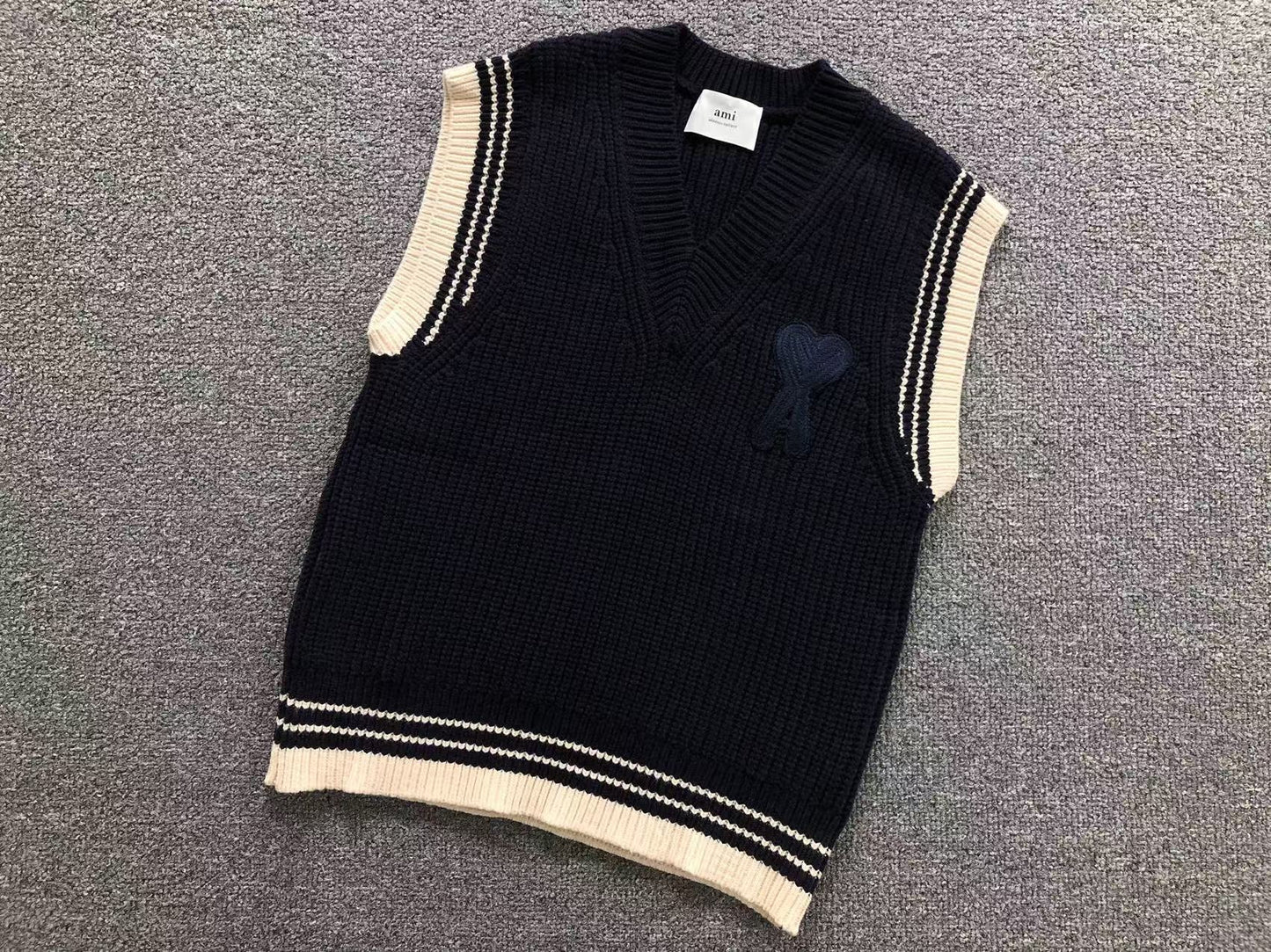 Suéter AMI Paris Tricot V Neck Heart Logo
