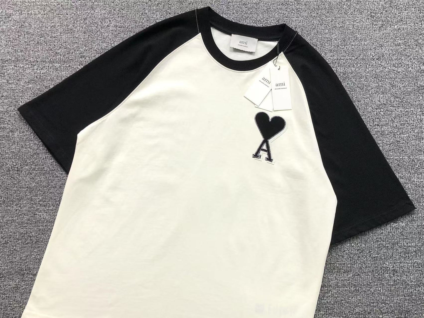 Camiseta AMI Paris Raglan Patch Logo