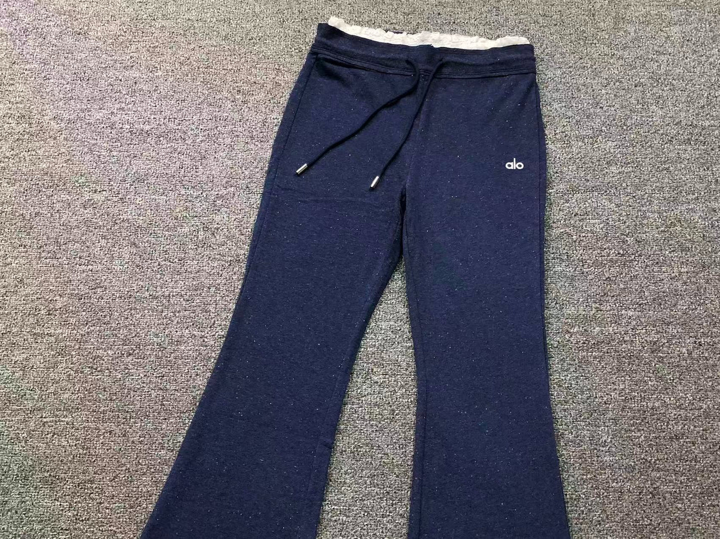 Calça elástica ALO moletom flare feminino