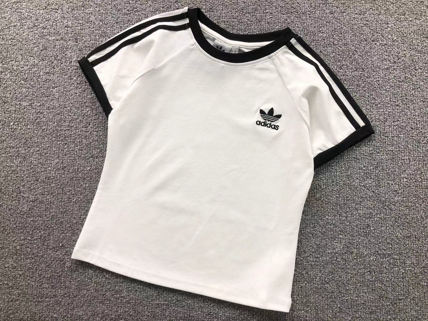 Camiseta Adidas Raglan Core 3-Stripes Feminina