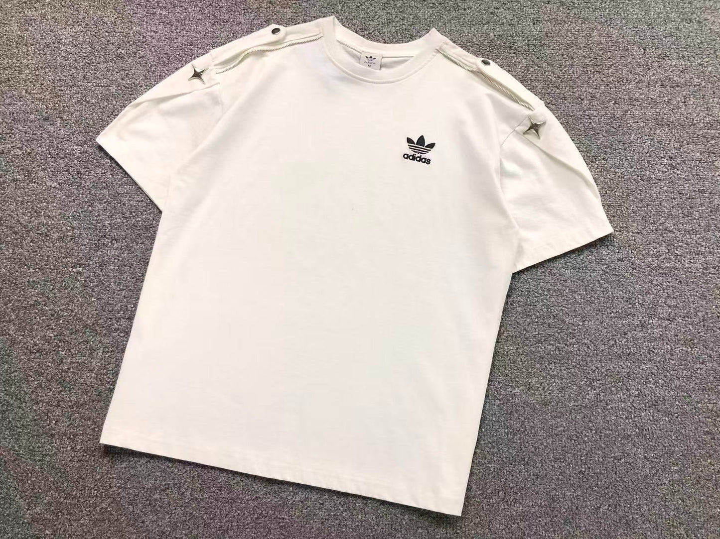 Camiseta Adidas Originals Shoulder Hardware