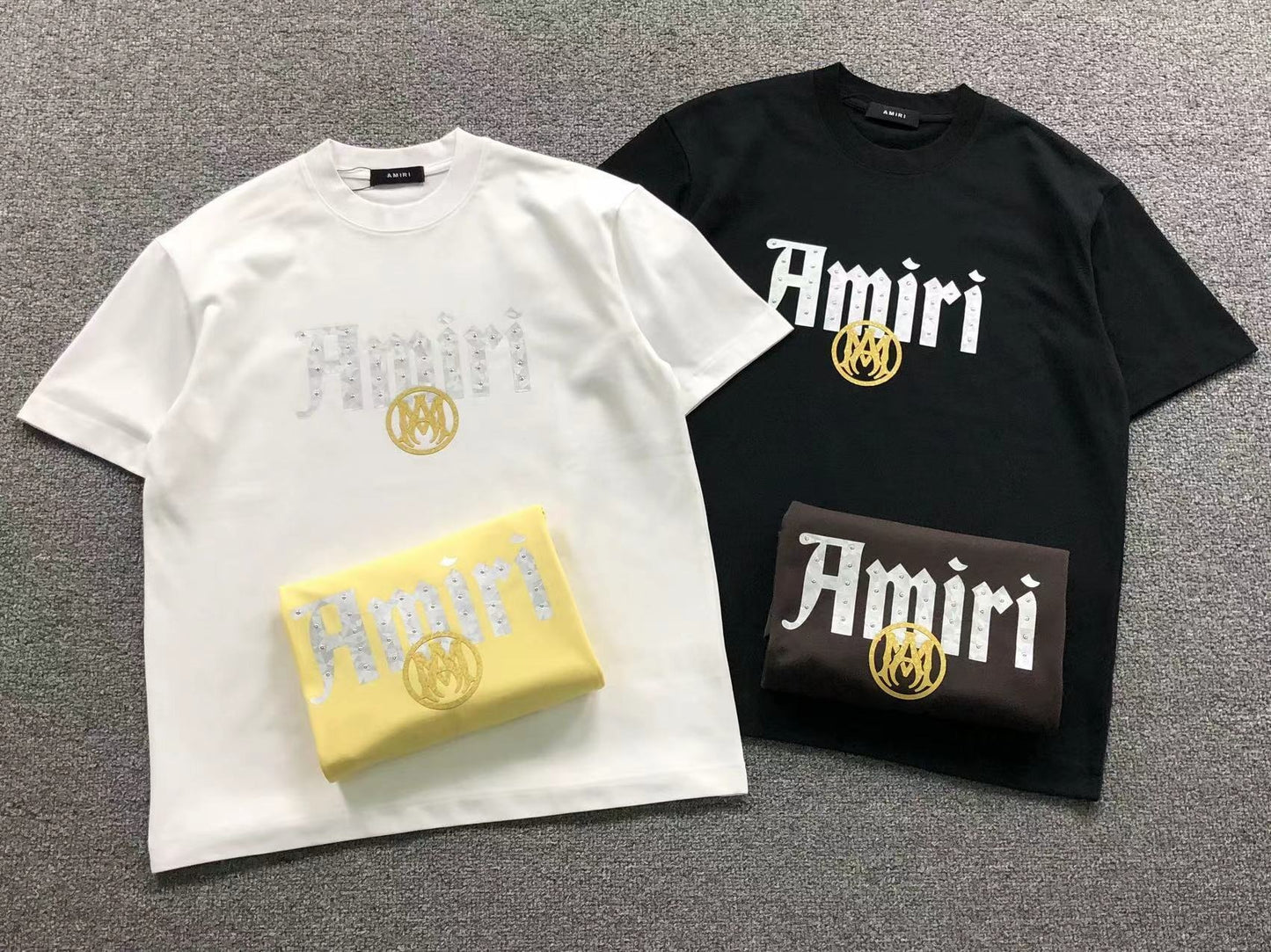 Camiseta AMIRI Gothic Logo Gold Emblem