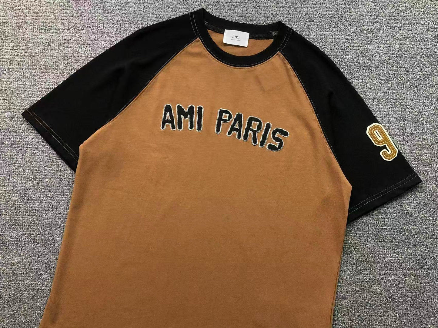 Camiseta AMI Paris Varsity Logo Raglan