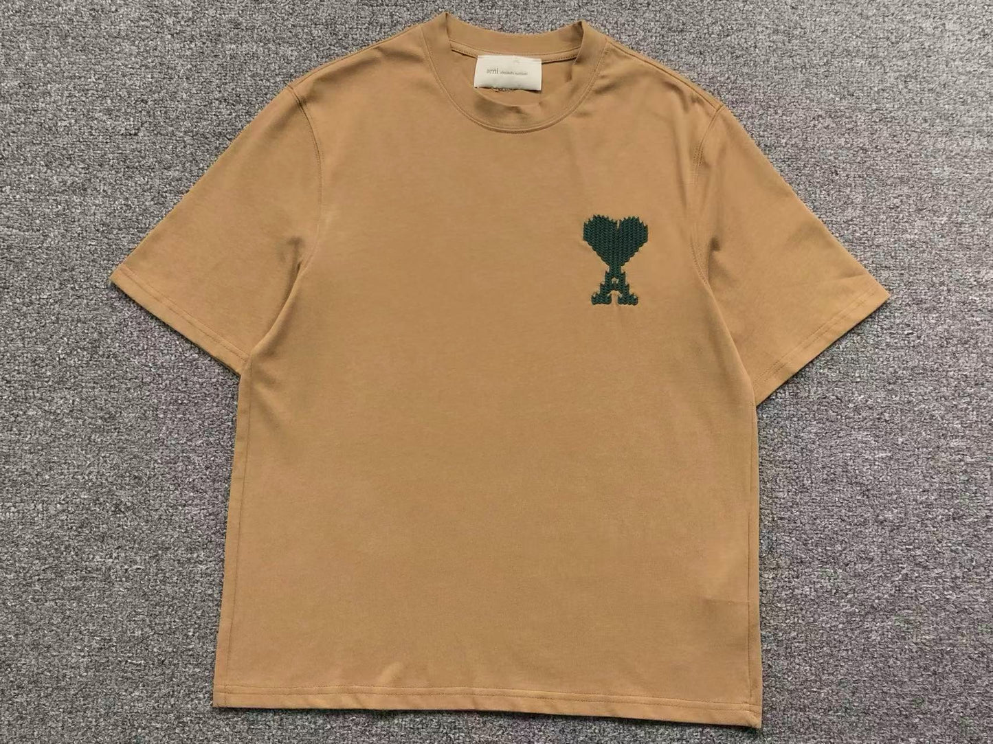 Camiseta AMI Paris Logo Coração Bordado