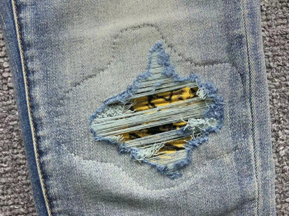 Calça AMIRI Light Wash Destroyed Denim