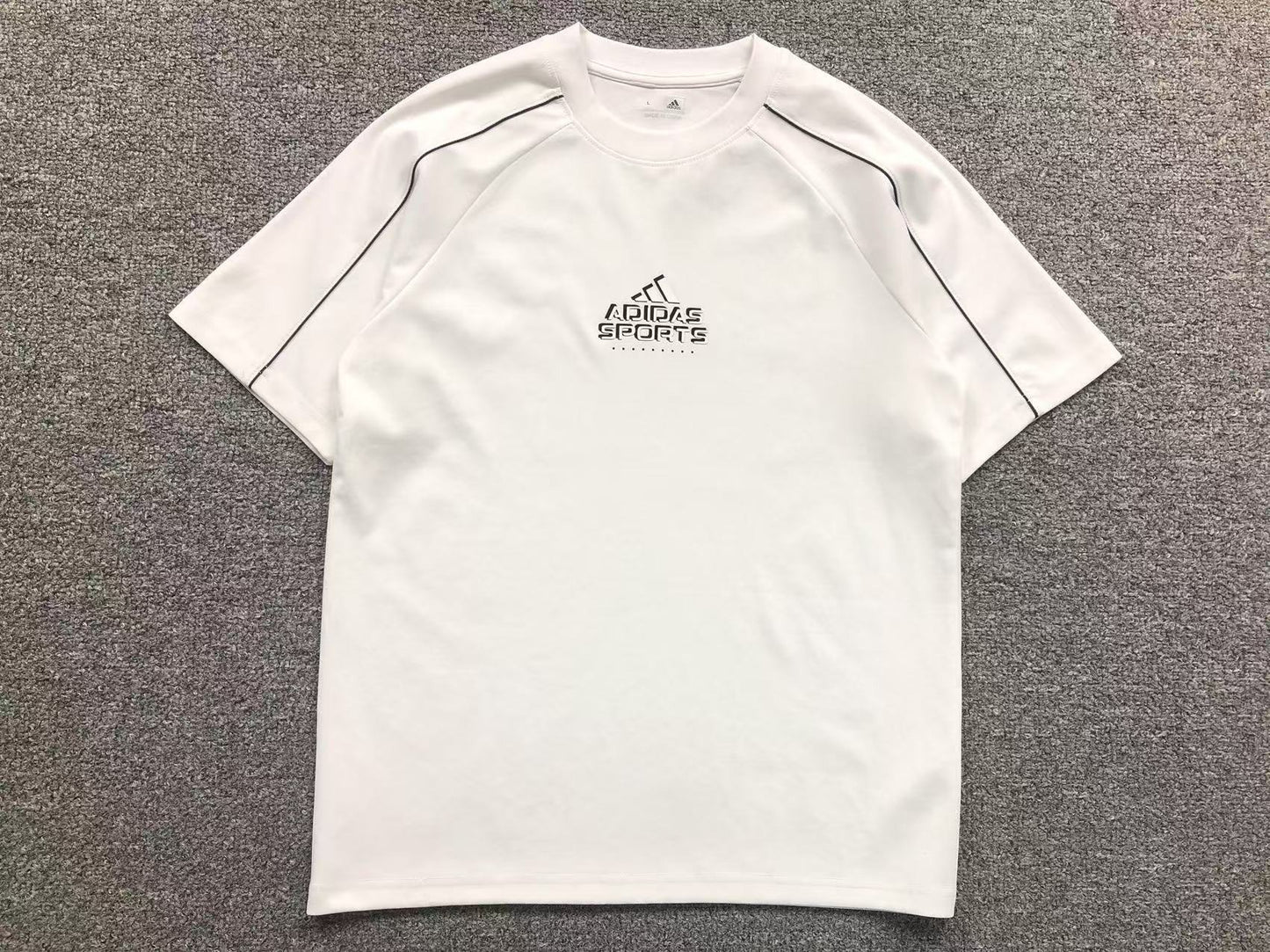 Camiseta Adidas Clean Sport Design