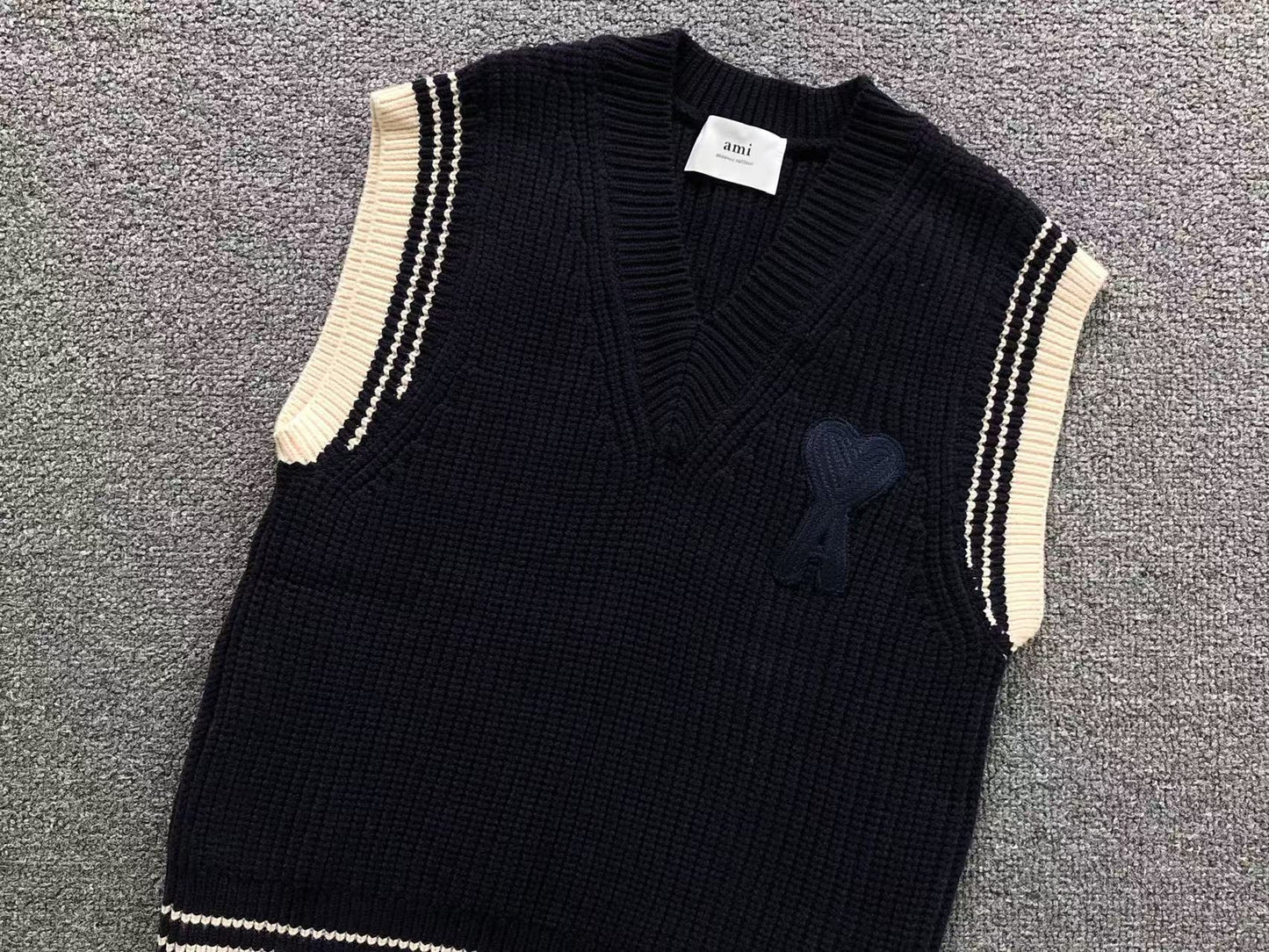 Suéter AMI Paris Tricot V Neck Heart Logo