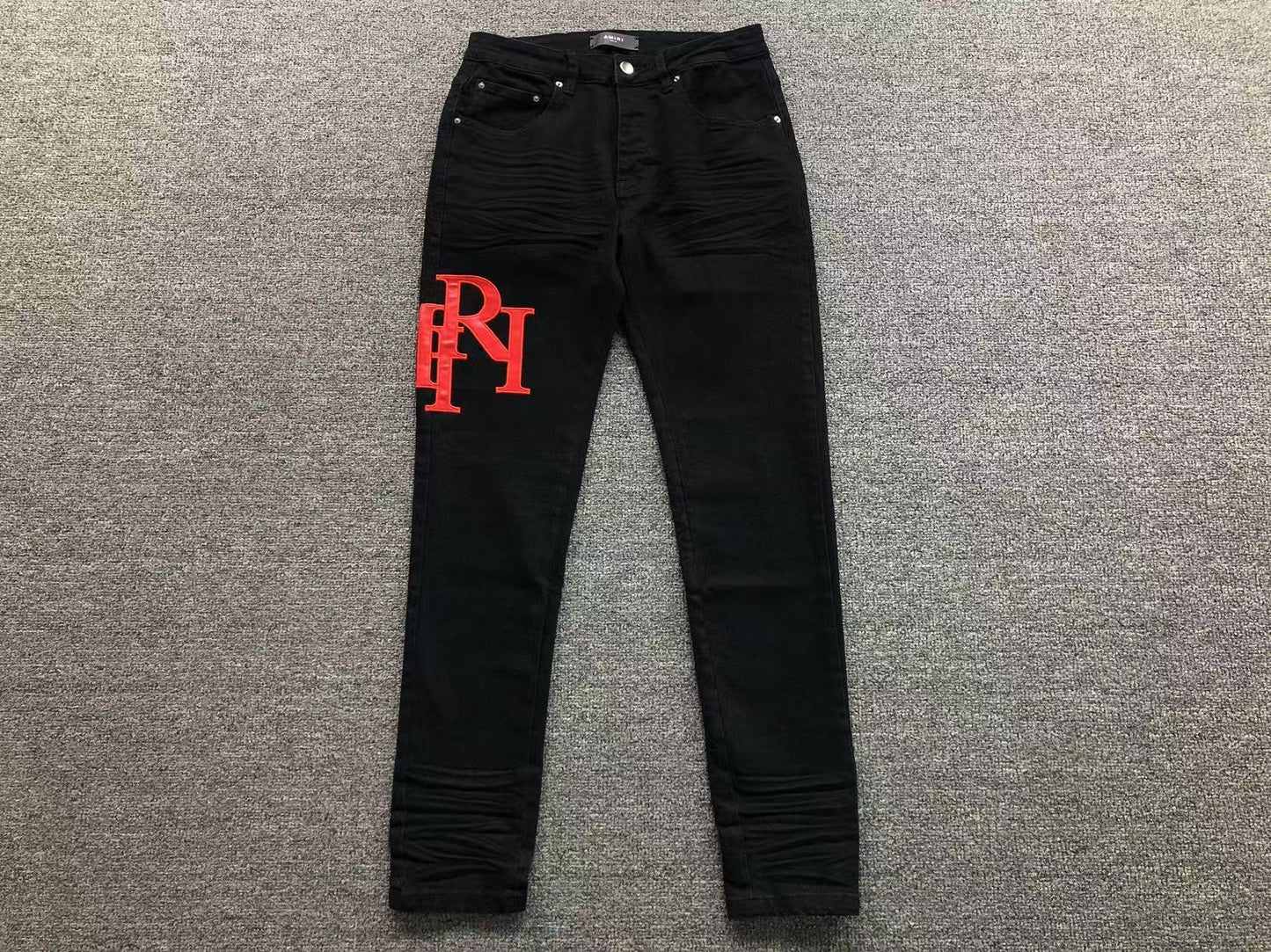 Calça AMIRI Logo Red Black Denim