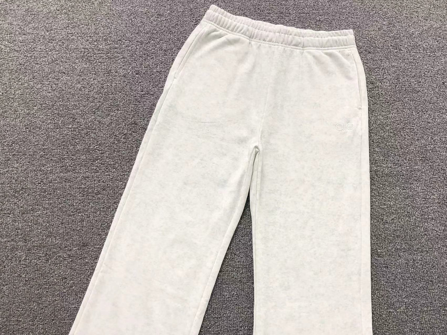 Calça elástica ALO moletom reta feminina