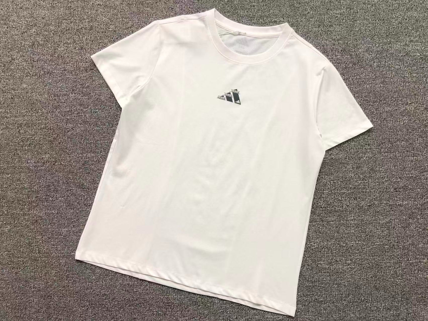 Camiseta Adidas Micro Logo Minimal Feminina