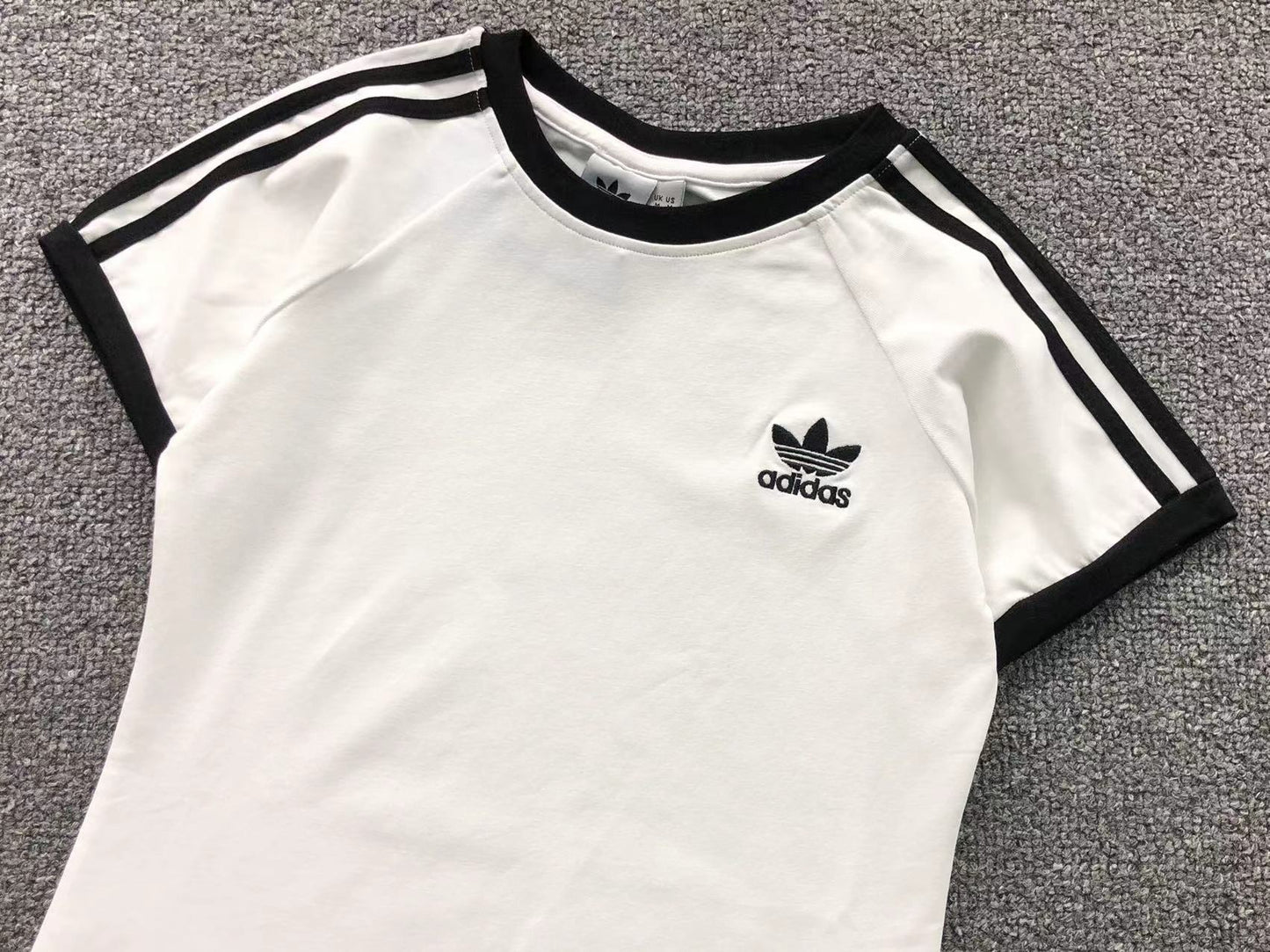 Camiseta Adidas Raglan Core 3-Stripes Feminina