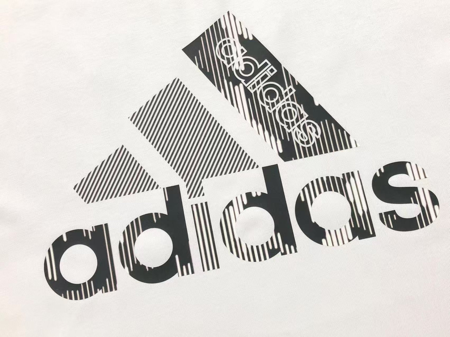 Camiseta Adidas Minimal Logo Pattern