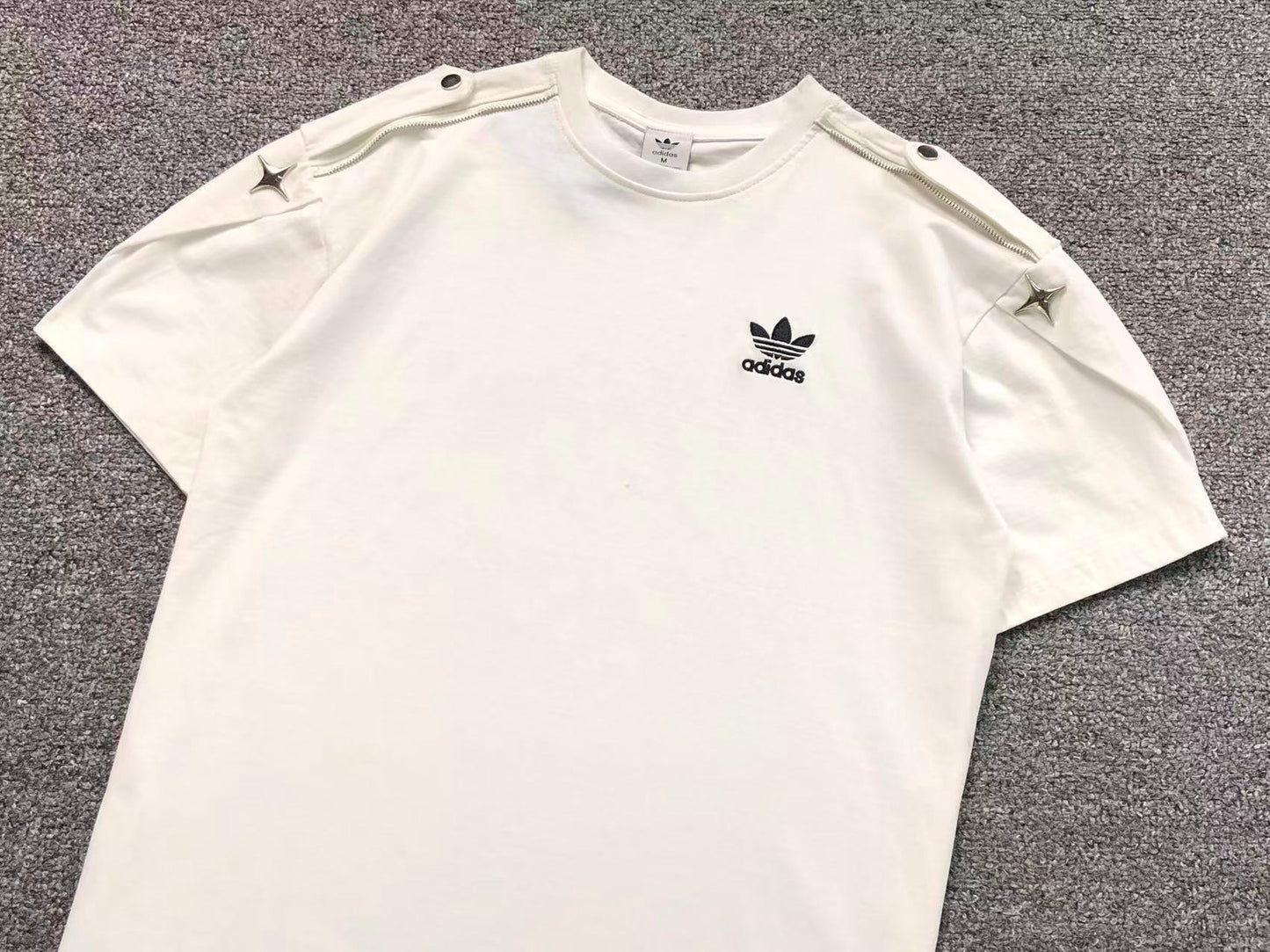 Camiseta Adidas Originals Shoulder Hardware