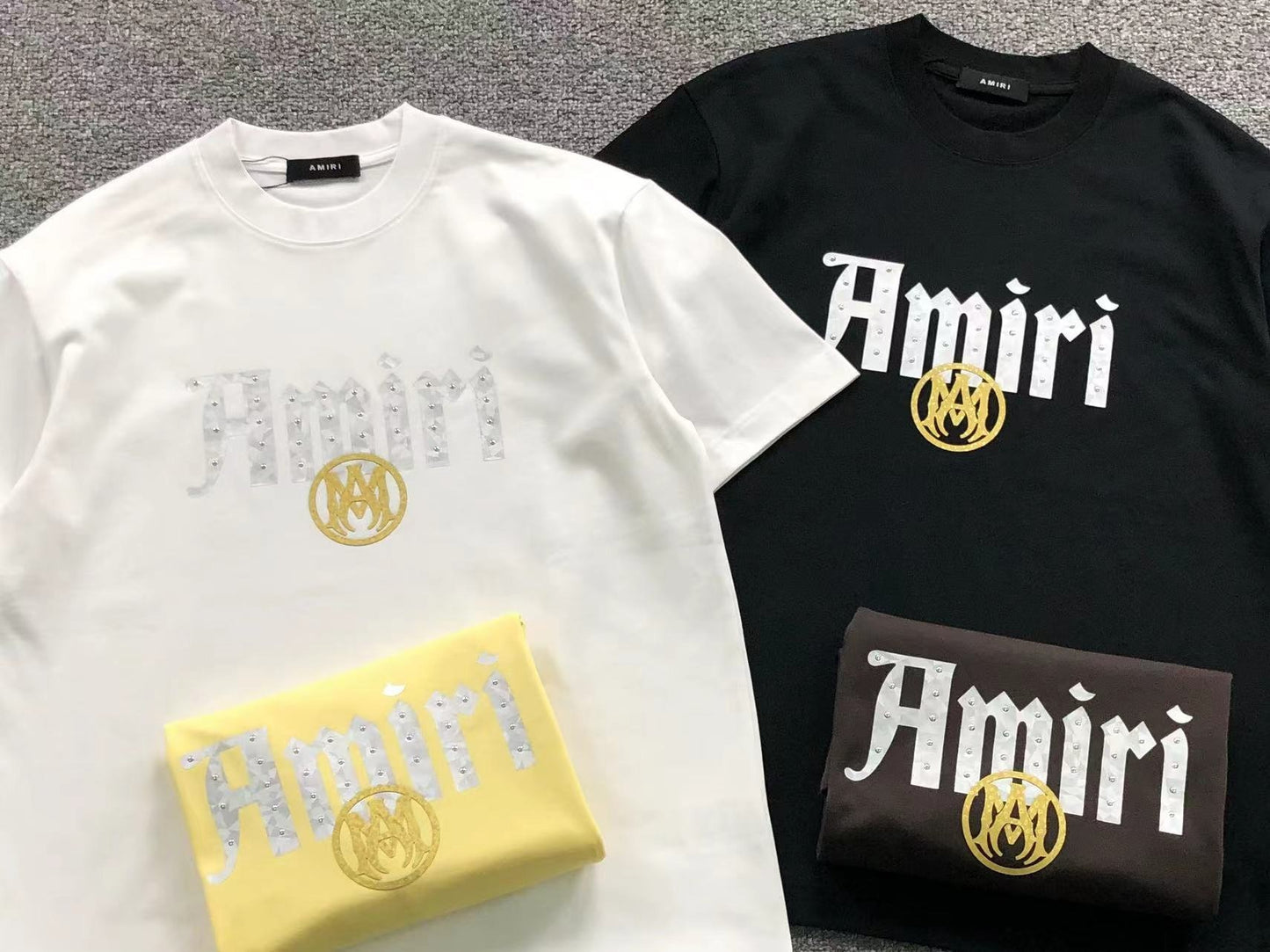 Camiseta AMIRI Gothic Logo Gold Emblem