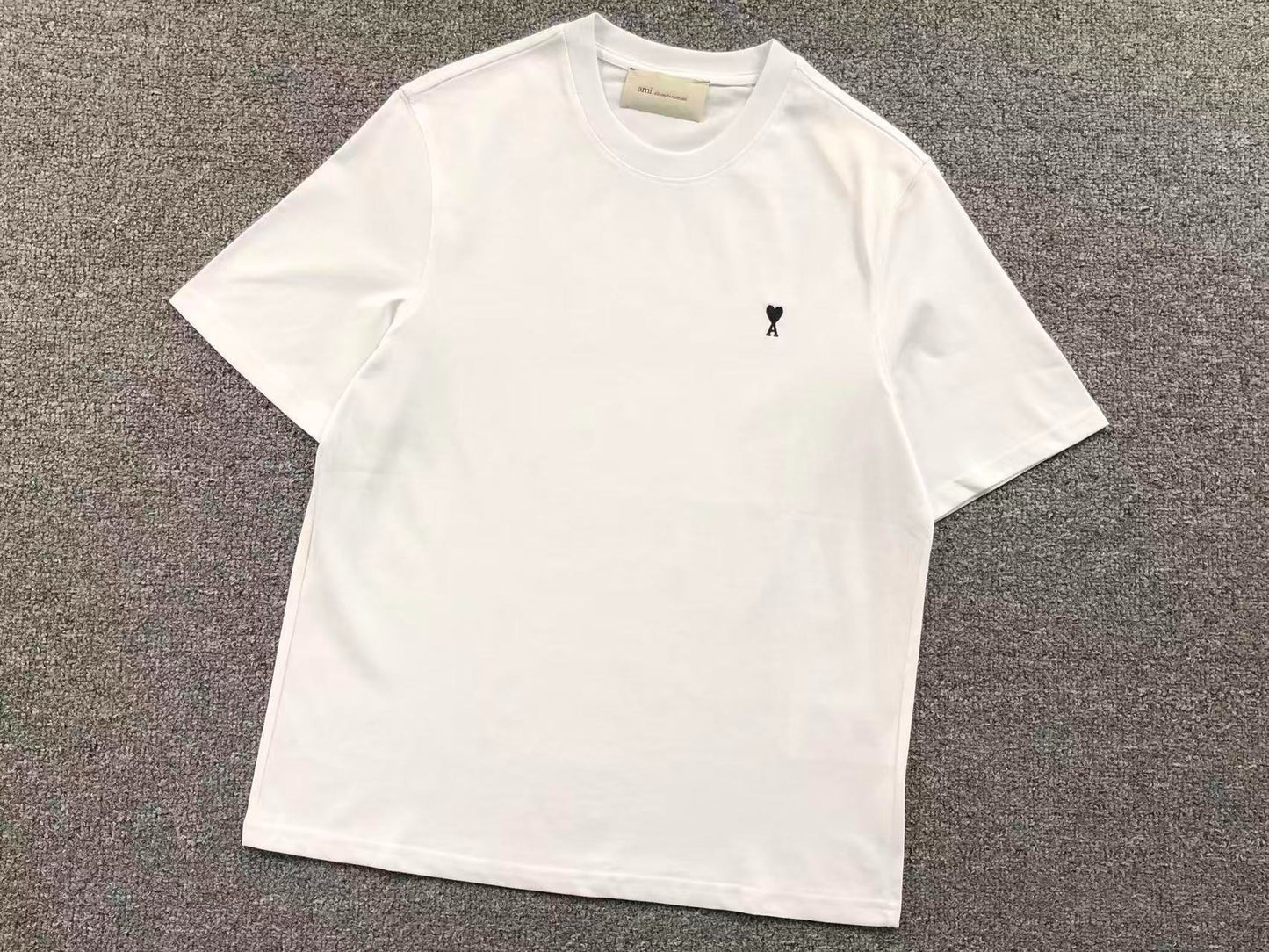 Camiseta AMI Paris Logo Coração Mini Bordado