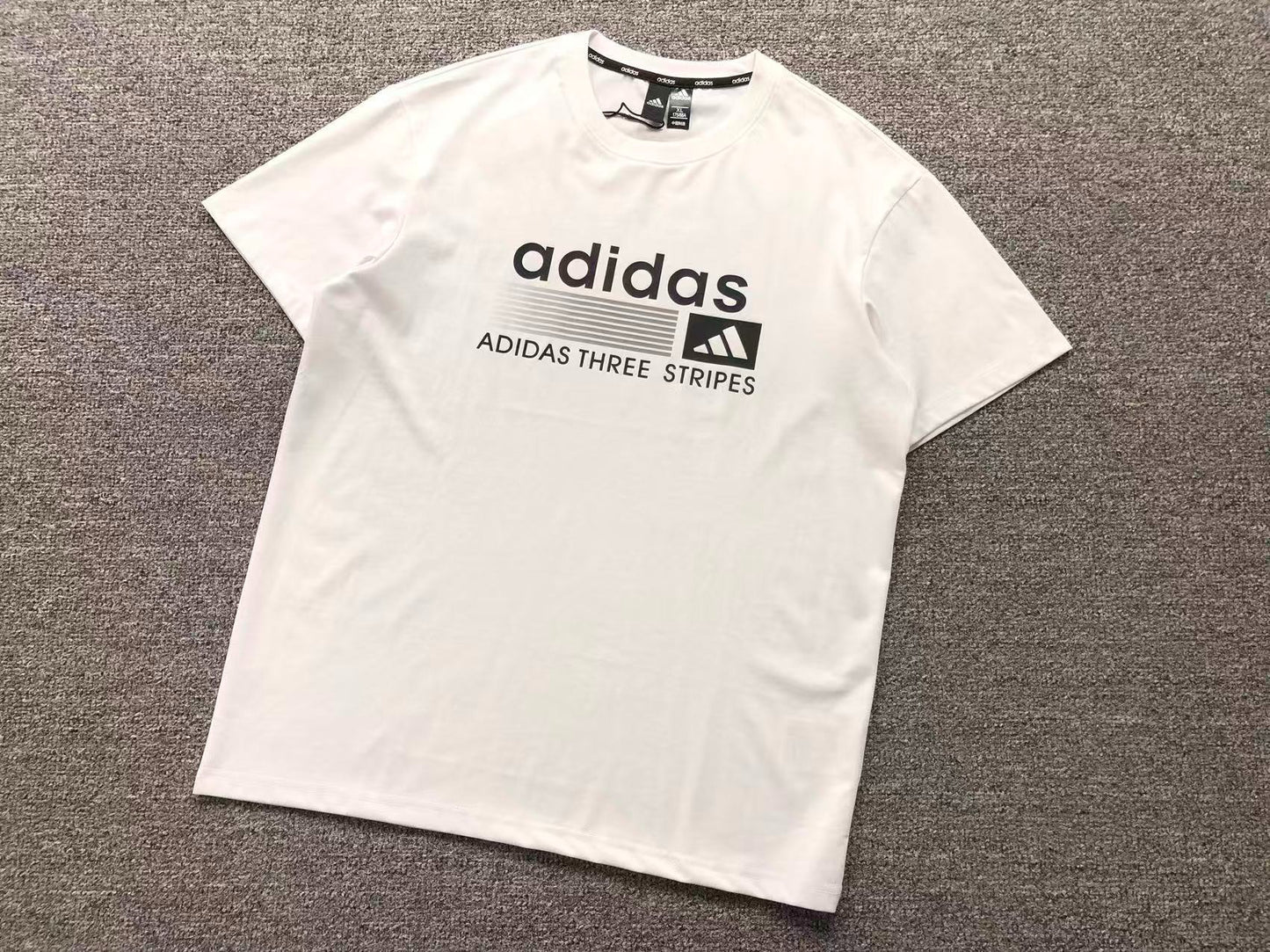 Camiseta Adidas Three Stripes Identity Logo
