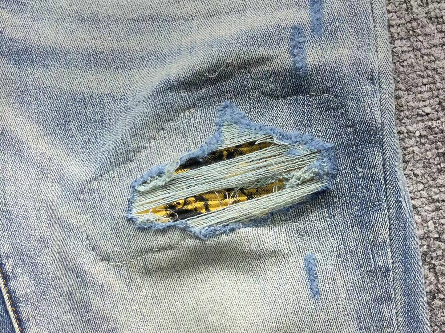 Calça AMIRI Light Wash Destroyed Denim