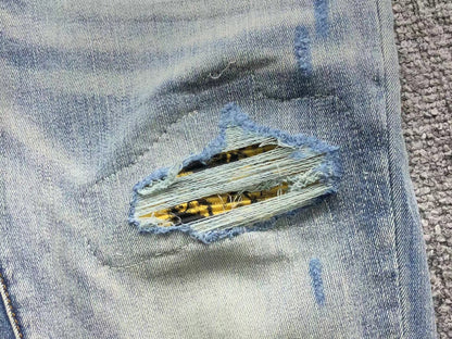 Calça AMIRI Light Wash Destroyed Denim