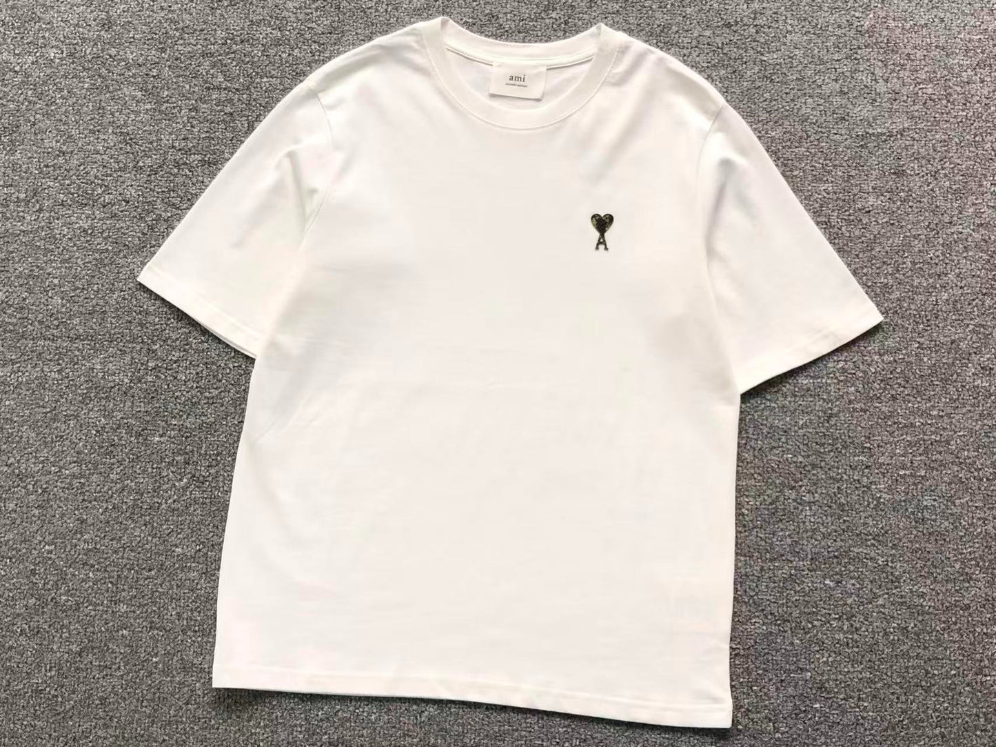 Camiseta AMI Paris Mini Heart Logo Minimal