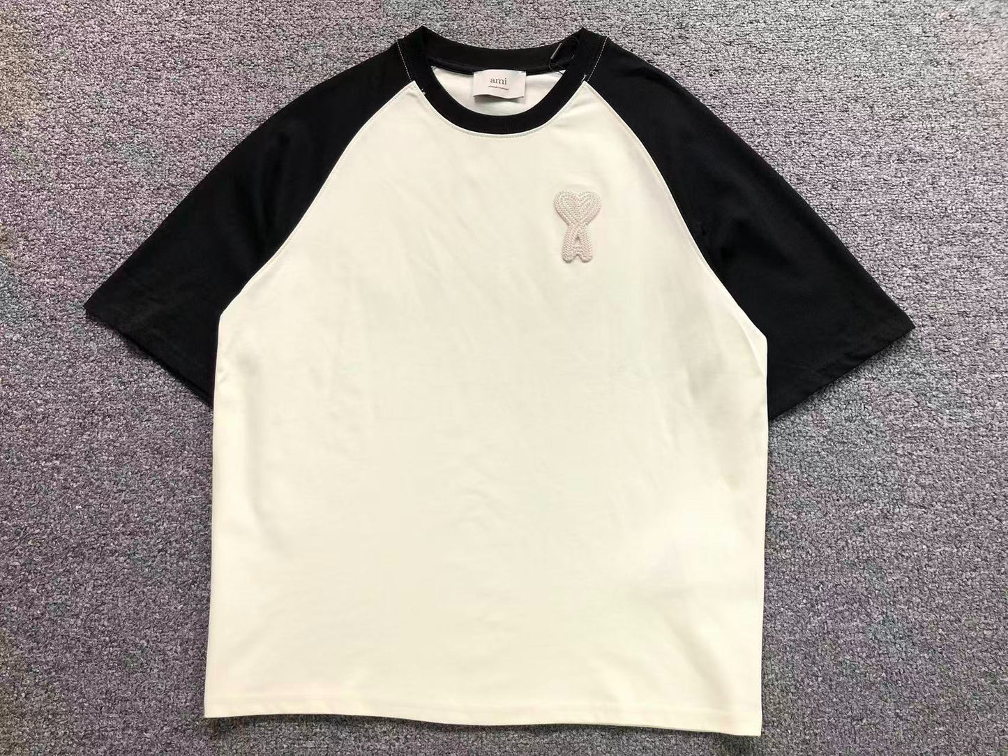 Camiseta AMI Paris Raglan Logo Coração