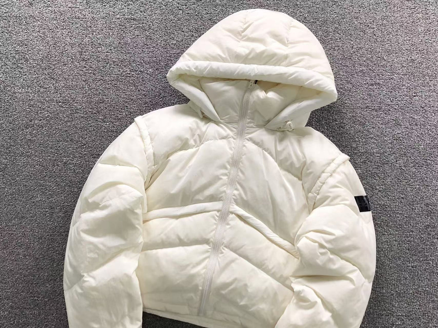 Jaqueta ALO puffer com capuz design V Feminino