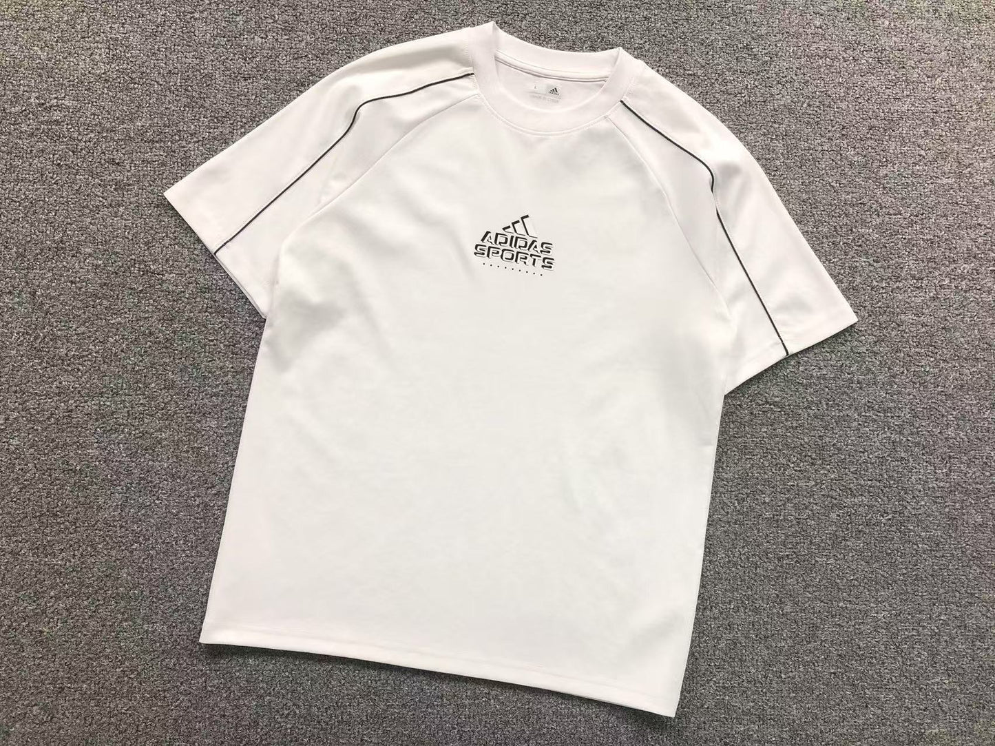 Camiseta Adidas Clean Sport Design