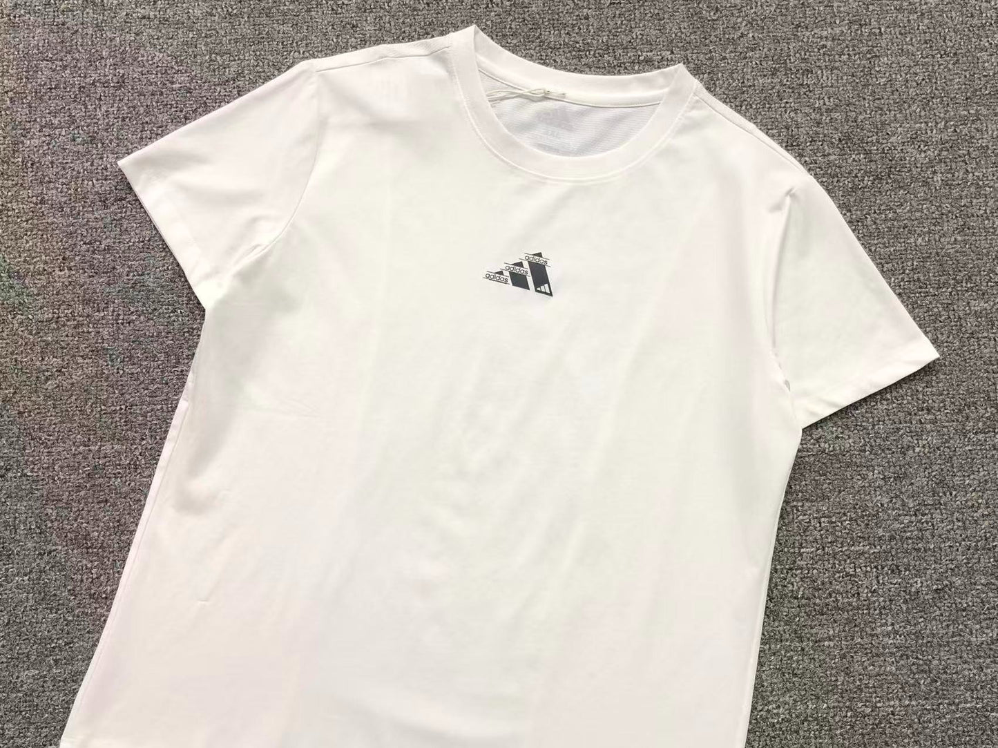 Camiseta Adidas Micro Logo Minimal Feminina